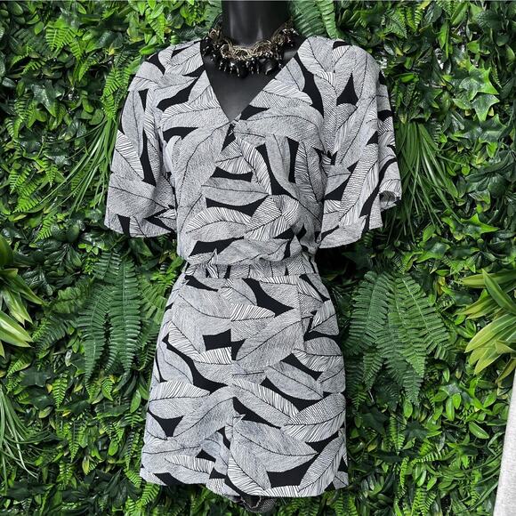 LOFT Romper Women 4P Black White Fern Floral Shorts Jumpsuit Flutter Sleeve 2193 - Picture 9 of 13